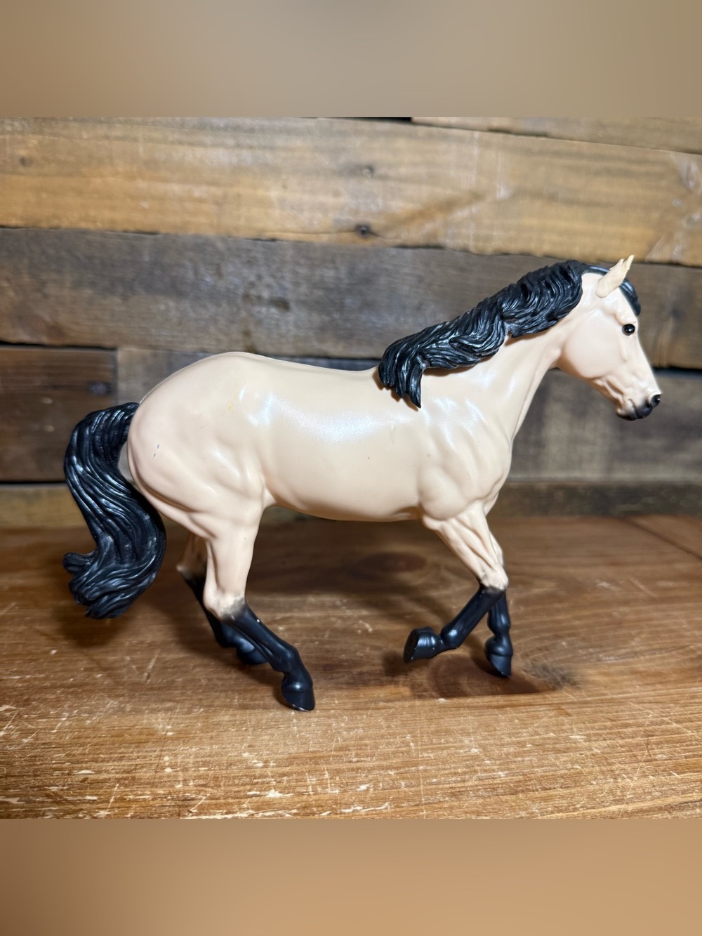 Breyer Reeves Horse Galloping Cream Black DOLGEN